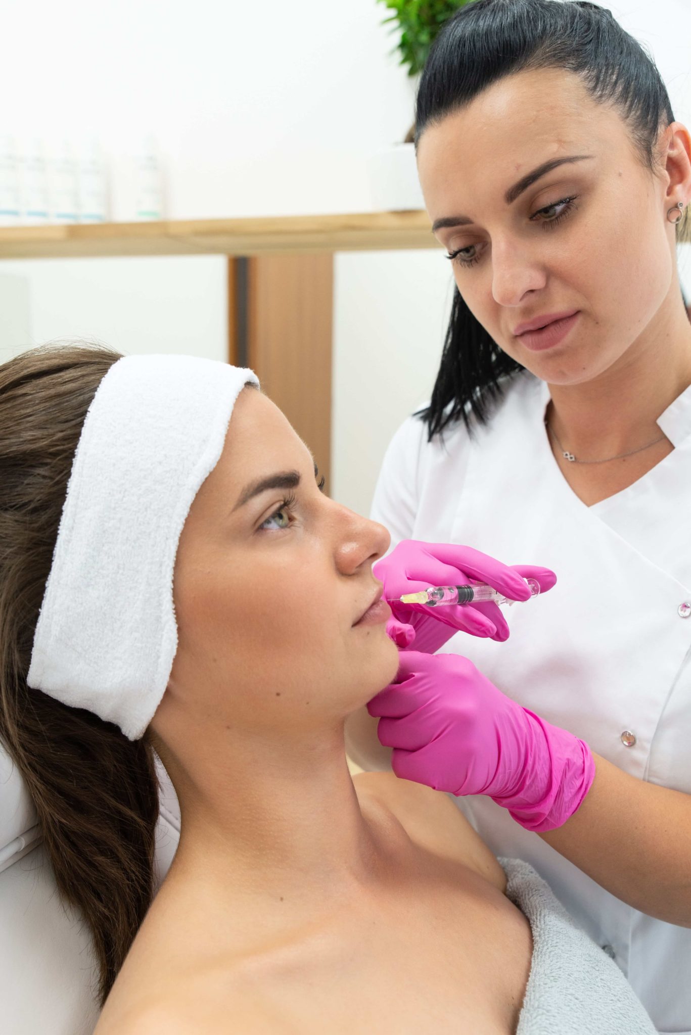 JUVÉDERM women getting a juvederm injection